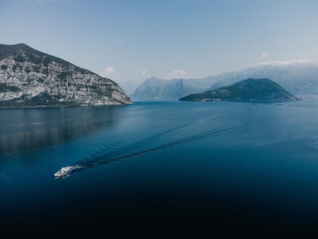 Uma bela vista do lago iseo de um drone