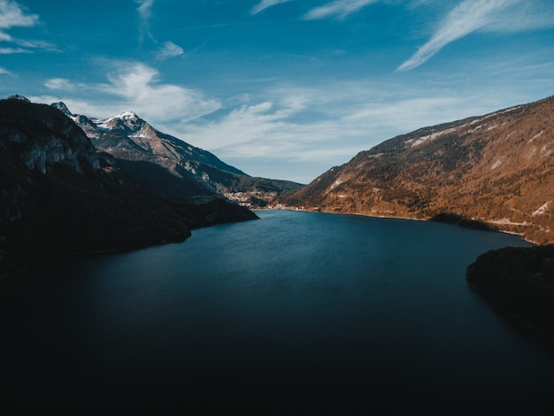 Uma bela vista do lago Molveno