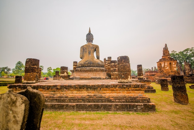 Uma bela vista do Parque Histórico de Sukhothai localizado na Tailândia