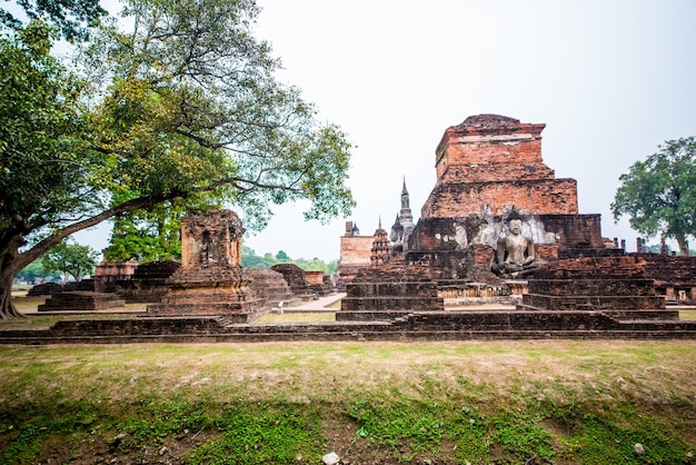 Uma bela vista do Parque Histórico de Sukhothai localizado na Tailândia