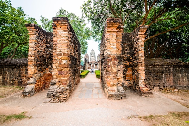 Uma bela vista do Parque Histórico de Sukhothai localizado na Tailândia