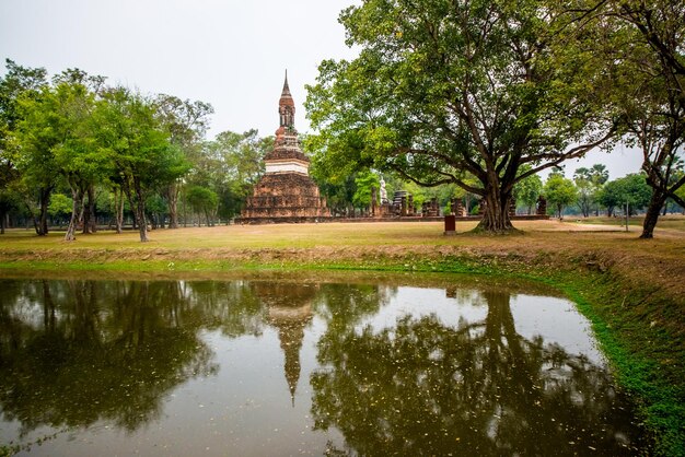 Uma bela vista do Parque Histórico de Sukhothai localizado na Tailândia