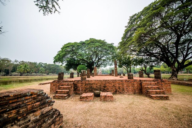 Uma bela vista do Parque Histórico de Sukhothai localizado na Tailândia