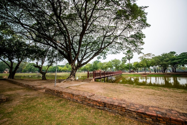 Uma bela vista do Parque Histórico de Sukhothai localizado na Tailândia