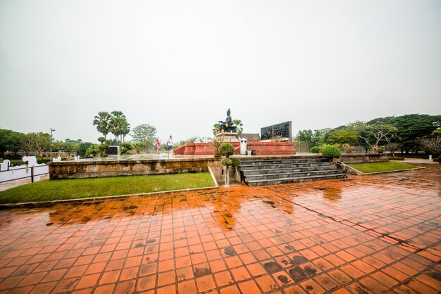 Uma bela vista do Parque Histórico de Sukhothai localizado na Tailândia