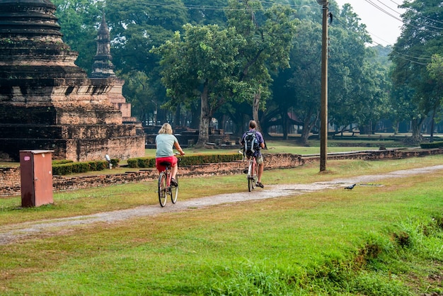 Uma bela vista do Parque Histórico de Sukhothai localizado na Tailândia