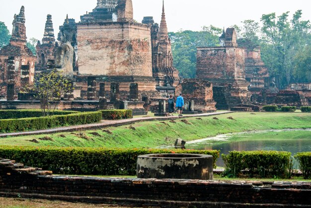 Uma bela vista do Parque Histórico de Sukhothai localizado na Tailândia