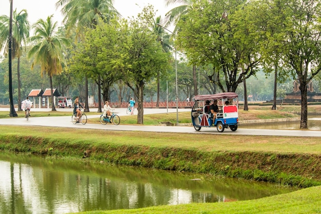 Uma bela vista do Parque Histórico de Sukhothai localizado na Tailândia