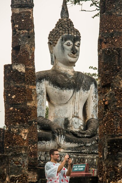 Uma bela vista do Parque Histórico de Sukhothai localizado na Tailândia