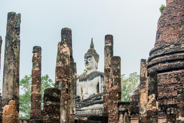 Uma bela vista do parque histórico de sukhothai localizado na tailândia