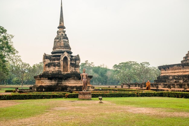 Uma bela vista do Parque Histórico de Sukhothai localizado na Tailândia