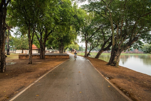 Uma bela vista do Parque Histórico de Sukhothai localizado na Tailândia