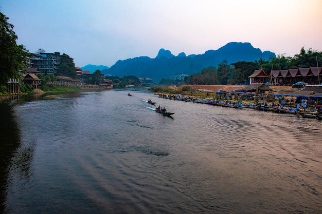 Uma bela vista do rio Nansong localizado em Vang Vieng Laos