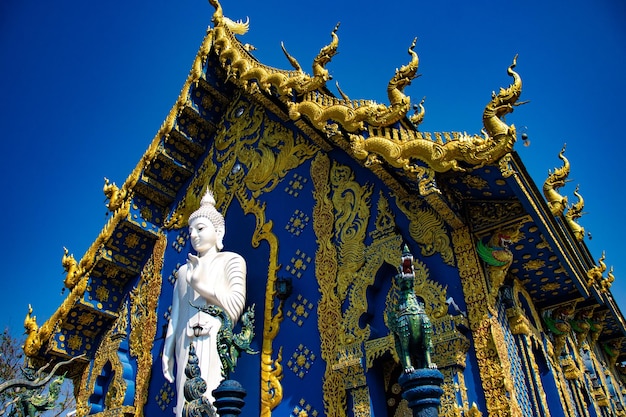 Uma bela vista do Templo Azul localizado em Chiang Rai Thialand