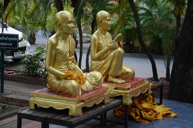 Uma bela vista do templo budista localizado em chiang mai tailândia