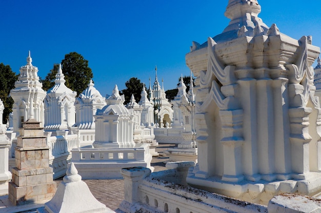 Uma bela vista do templo budista localizado em Chiang Mai Tailândia