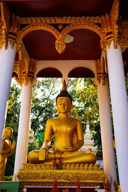 Foto uma bela vista do templo budista localizado em vientiane laos