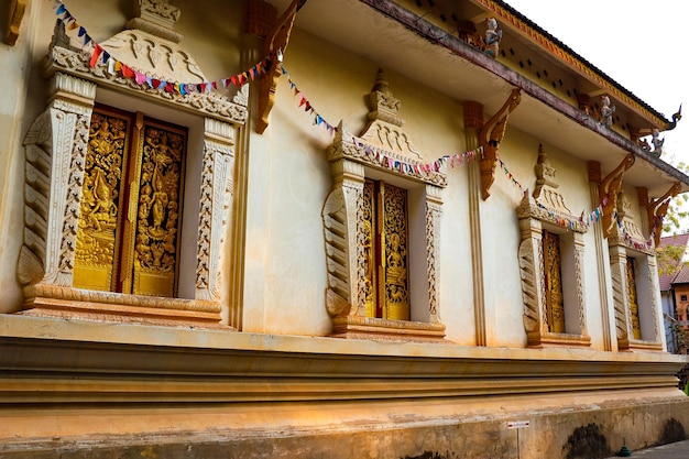 Uma bela vista do templo budista localizado em vientiane laos