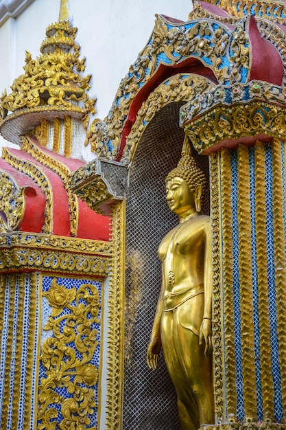 Uma bela vista do templo budista wat doi suthep localizado em chiang mai tailândia