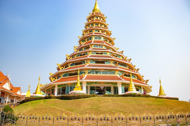 Uma bela vista do templo budista Wat Huai Pla Kang localizado em Chiang Rai Tailândia