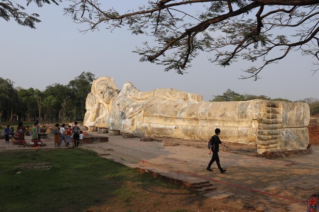 Uma bela vista do templo budista Wat Lokaya Sutharam localizado em Ayutthaya Tailândia