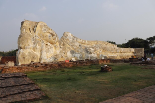 Uma bela vista do templo budista Wat Lokaya Sutharam localizado em Ayutthaya Tailândia