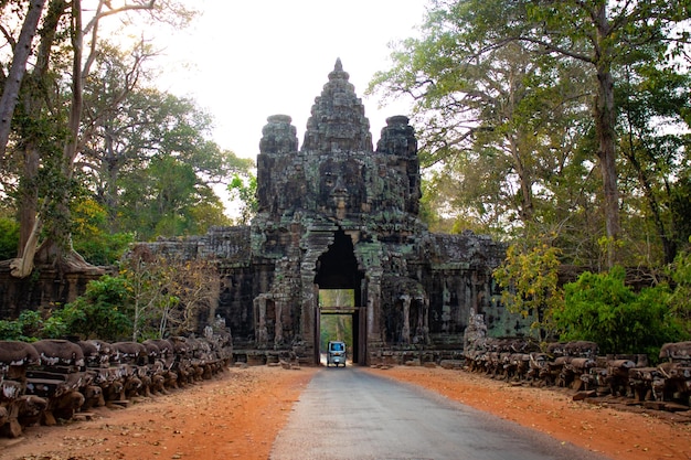 Uma bela vista do templo de angkor wat localizado em siem reap camboja