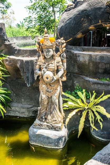 Uma bela vista do templo hindu localizado em Bali Indonésia