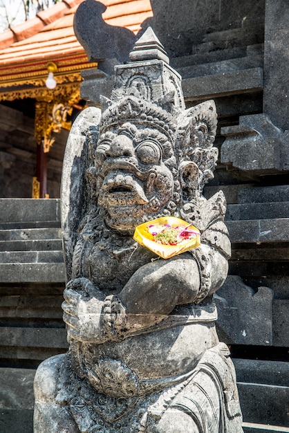 Uma bela vista do templo hindu localizado em Bali Indonésia