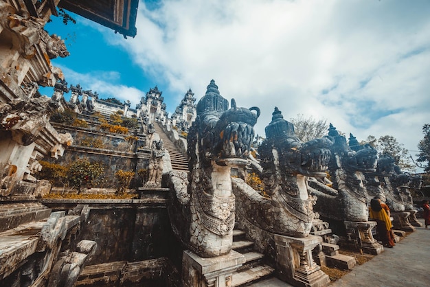 Uma bela vista do templo hindu Pura Penataran Agung Lempuyang localizado em Bali Indonésia