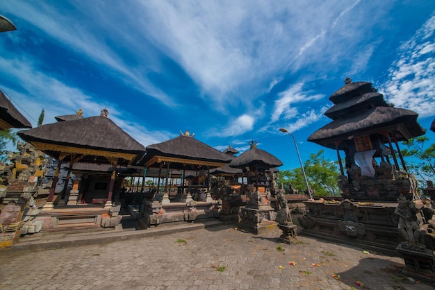 Uma bela vista do templo hindu Ulun Danu Beratan localizado em Ubud Bali Indonésia