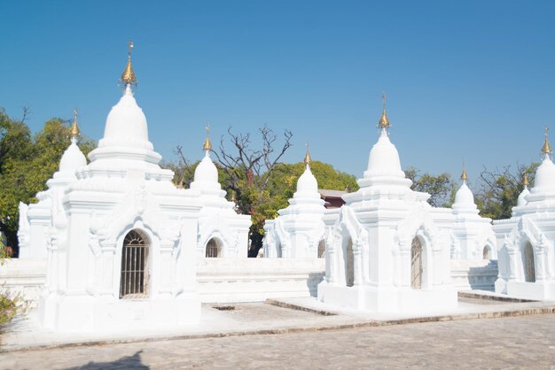 Uma bela vista do templo Kuthodaw Pagoda localizado em Mandalay Myanmar