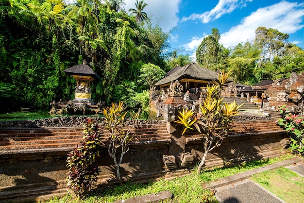 Uma bela vista do templo Pura Tirta Empul localizado em Bali Indonésia