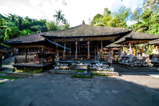 Uma bela vista do templo Pura Tirta Empul localizado em Bali Indonésia