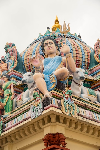 Uma bela vista do templo sri mariamman em Cingapura