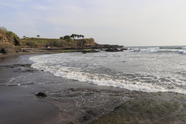 Uma bela vista do templo Tanah Lot localizado em Bali Indonésia