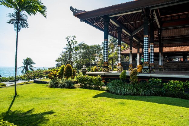 Foto uma bela vista do templo tanah lot localizado em bali indonésia