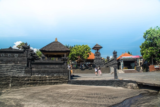 Uma bela vista do templo Tanah Lot localizado em Bali Indonésia