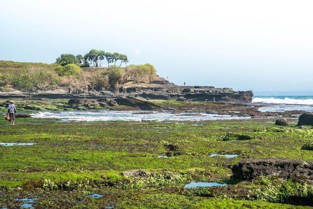 Uma bela vista do templo Tanah Lot localizado em Bali Indonésia