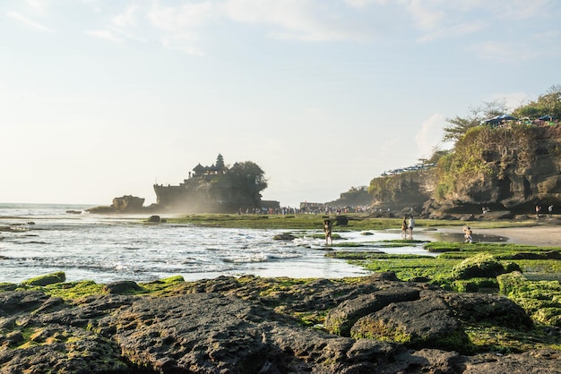 Uma bela vista do templo Tanah Lot localizado em Bali Indonésia