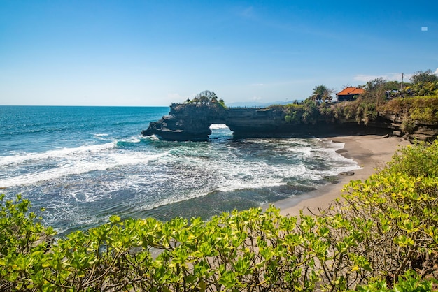 Uma bela vista do templo Tanah Lot localizado em Bali Indonésia