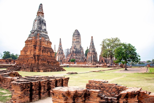 Uma bela vista do templo Wat Chaiwatthanaram localizado em Ayutthaya Tailândia