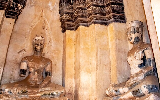 Uma bela vista do templo Wat Chaiwatthanaram localizado em Ayutthaya Tailândia