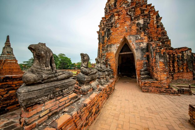 Uma bela vista do templo Wat Chaiwatthanaram localizado em Ayutthaya Tailândia