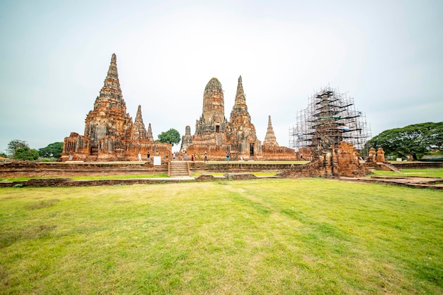 Uma bela vista do templo Wat Chaiwatthanaram localizado em Ayutthaya Tailândia