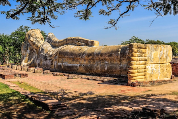 Uma bela vista do templo Wat Lokaya Sutharam localizado em Ayutthaya Tailândia