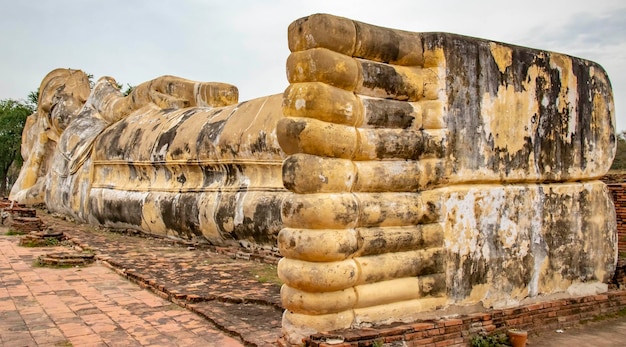 Uma bela vista do templo Wat Lokaya Sutharam localizado em Ayutthaya Tailândia