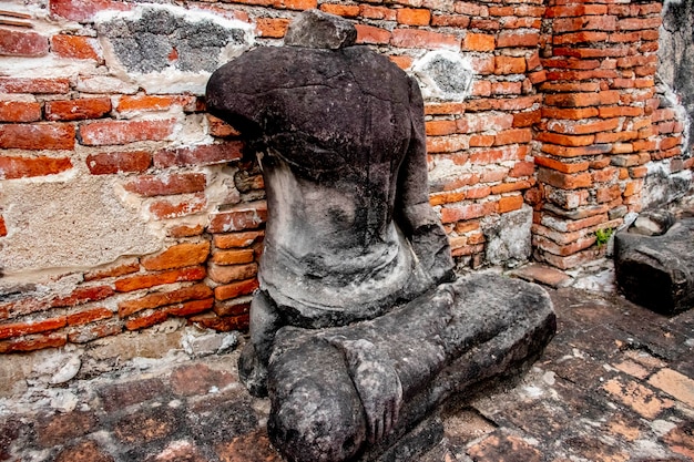 Uma bela vista do templo Wat Mahathat localizado em Ayutthaya Tailândia