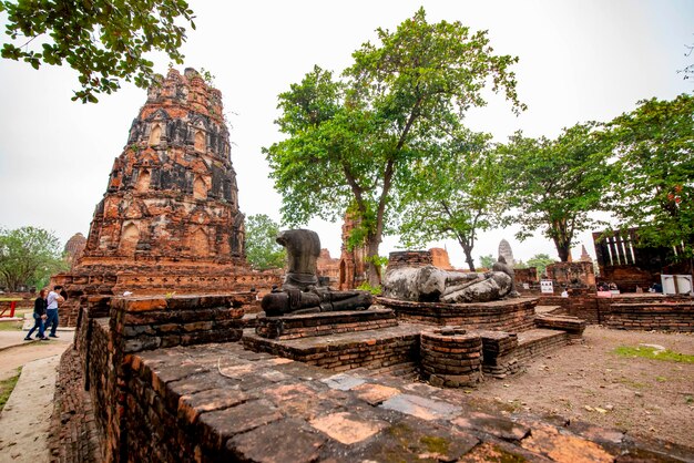 Uma bela vista do templo Wat Mahathat localizado em Ayutthaya Tailândia