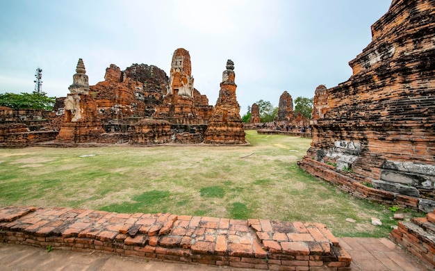 Uma bela vista do templo Wat Mahathat localizado em Ayutthaya Tailândia
